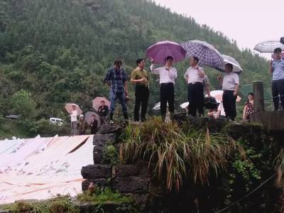 抗洪救災(zāi)|邵陽書記市長(zhǎng)奔赴新寧水廟、黃龍、回龍等地督促抗洪救災(zāi)工作!最關(guān)心的還是受災(zāi)群眾!