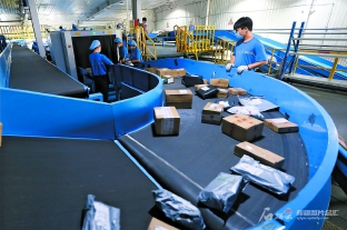 推進全區(qū)日用品貿(mào)易高質(zhì)量發(fā)展，扎實落實“六穩(wěn)”“六保”任務