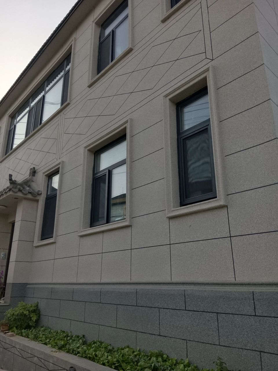 外墻保溫真石漆與室內外裝修服務全解析 打造美觀耐用的理想空間